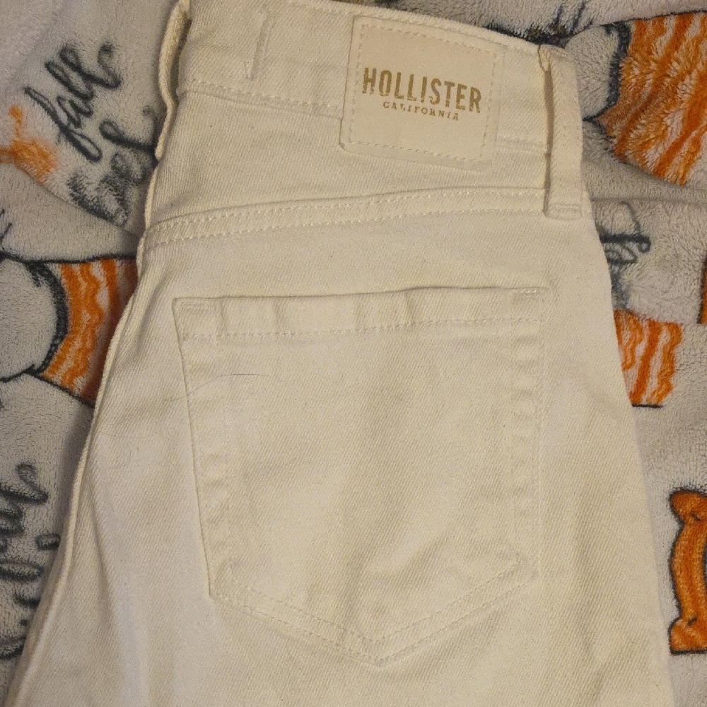 Hollister Ultra High-Rise Mom Jeans in Cream